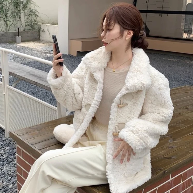 

Милая осенне-зимняя одежда для женщин, шуба из искусственного меха с роговой пряжкой и подкладкой из овчины, ветрозащитный дизайн