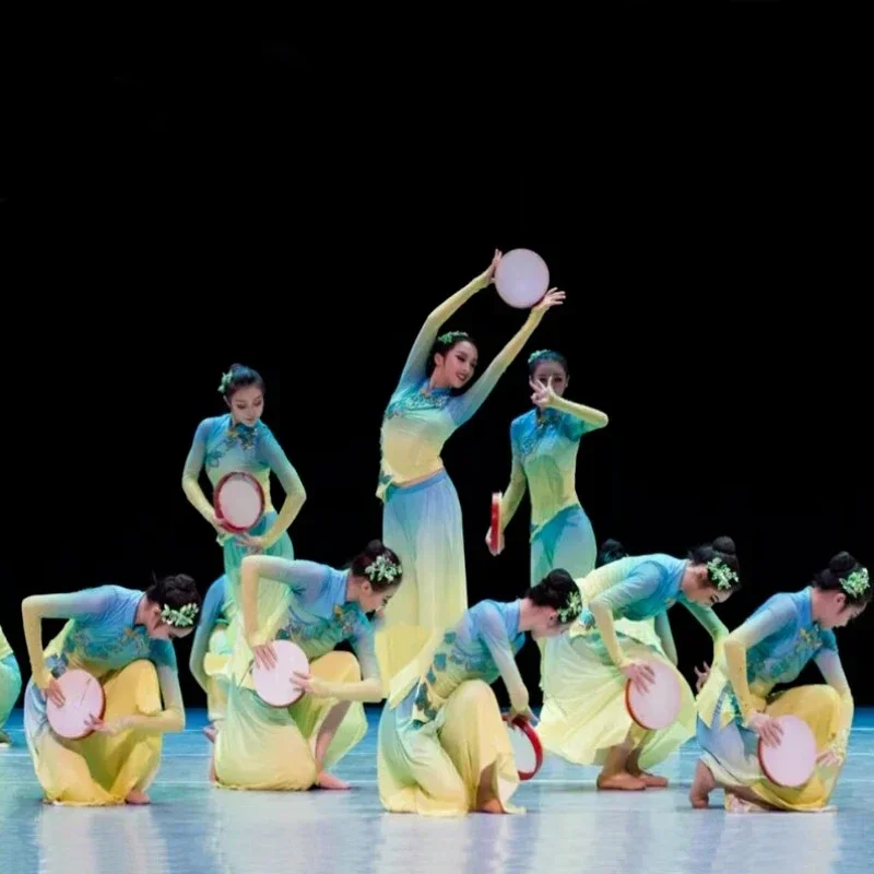 Vêtements de brevEthnique Yangko, Costumes de brevClassique Alberoise, Éventail Parapluie Folk Prairie Yangko Hanfu, Ensemble de Dégradation Élégant