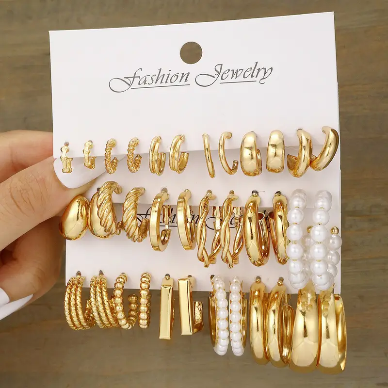 Conjunto de aretes de aro geométricos dorados con perlas
