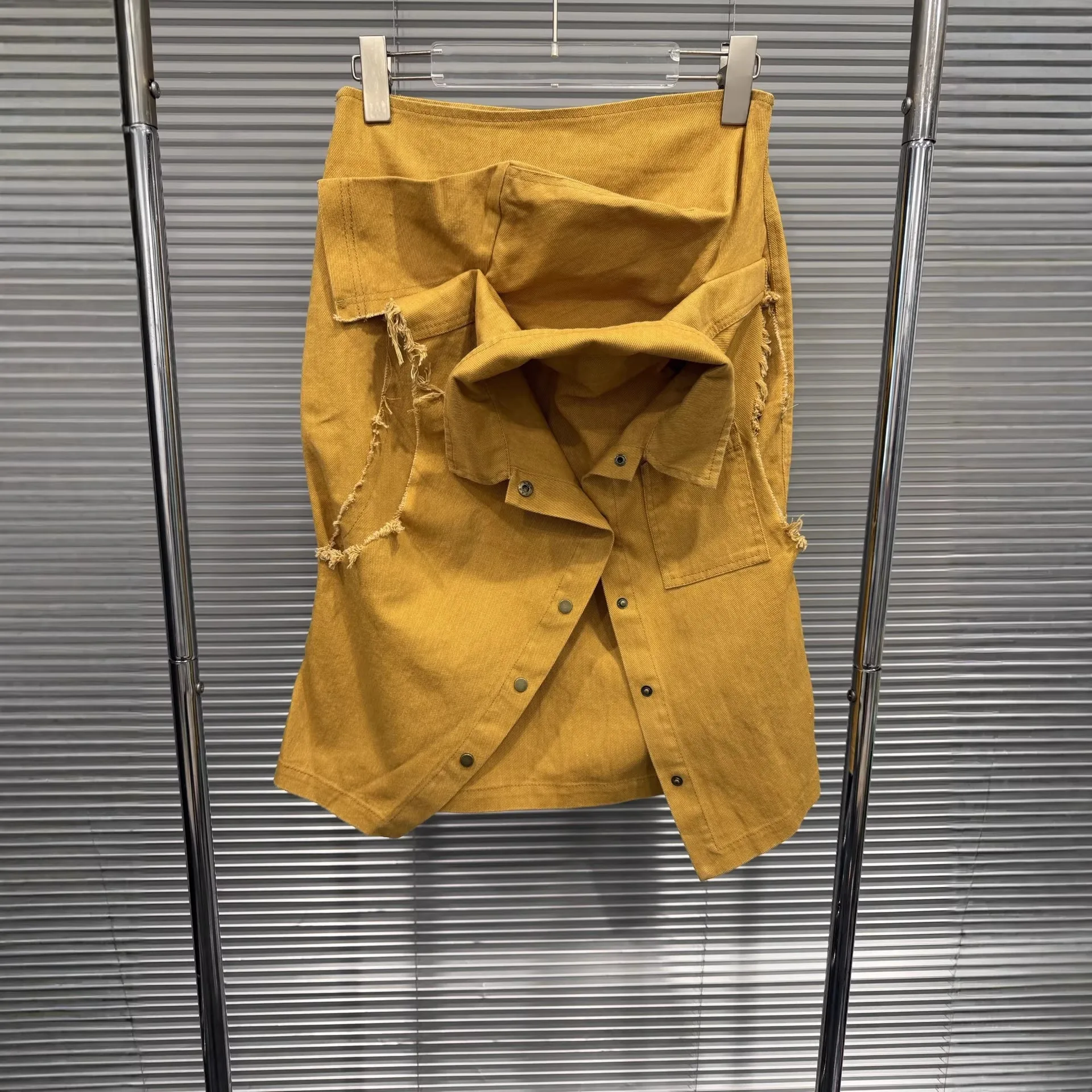 

Новый модный элегантный универсальный комплект 2026 года: джинсовый жилет-рубашка и юбка миди с асимметричным дизайном