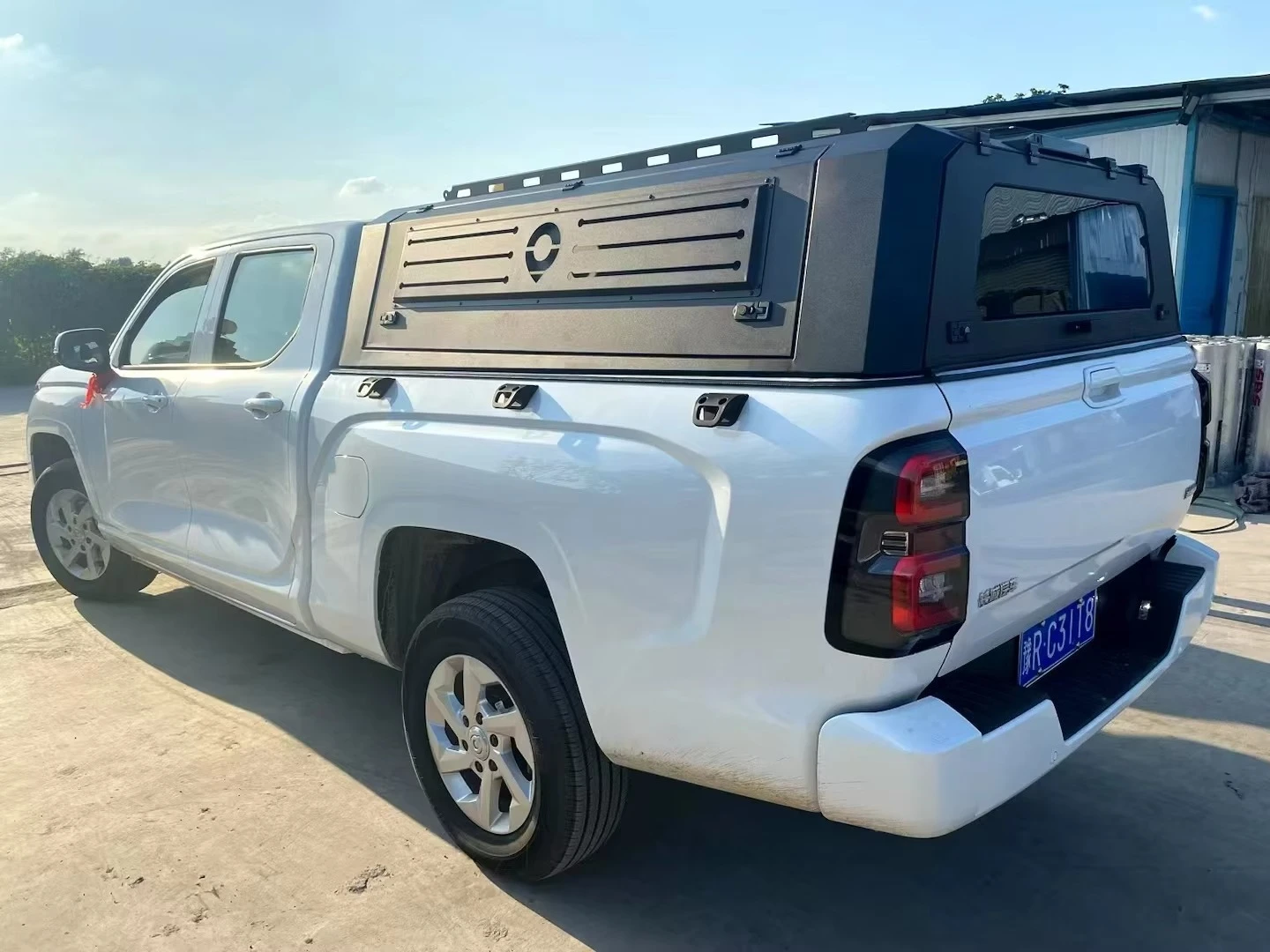 

Pickup Truck Folding Manual Waterproof Locking Tailbox Hardtop Canopy with Slide Glass Window Aluminum Alloy