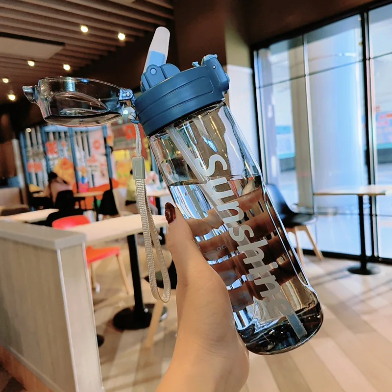 Botella de agua de plástico de 800 ml sin BPA, con tapa abatible y pajita, a prueba de fugas, portátil, para deportes al aire libre, con cordón.