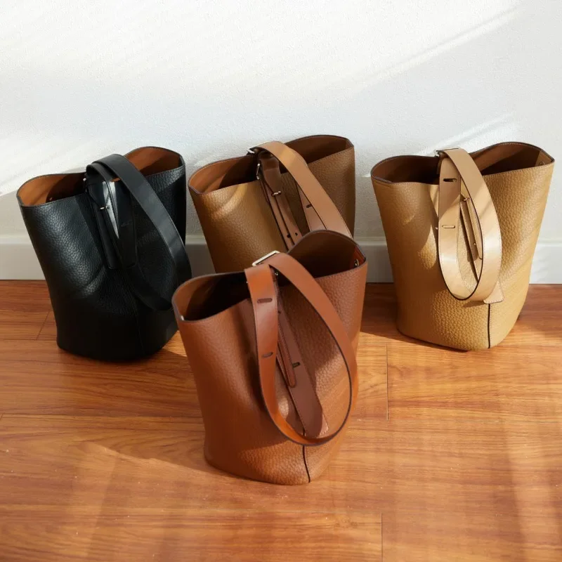 حقيبة كروس نسائية أنيقة مصنوعة من مادة النايلون، تصميم خفيف الوزن مقاوم للماء مع جيوب متعددة، مناسب للسفر يوميًا