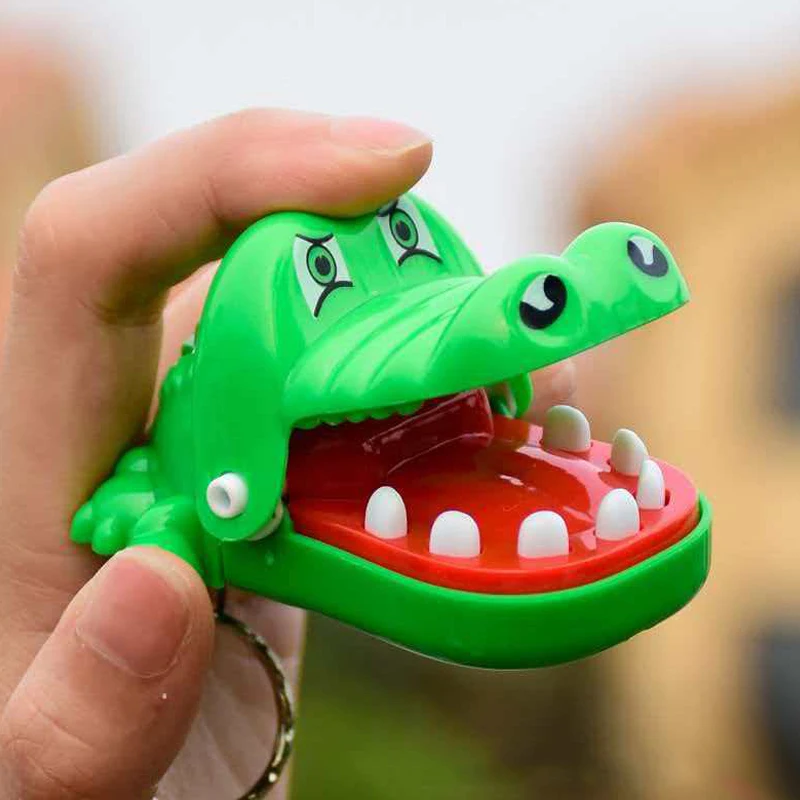 

Забавный брелок-подвеска в виде крокодила, кусающего палец, игра «Стоматолог», прикольные подарки для детей, мальчиков и девочек, сувениры для вечеринок, подарки на Рождество.