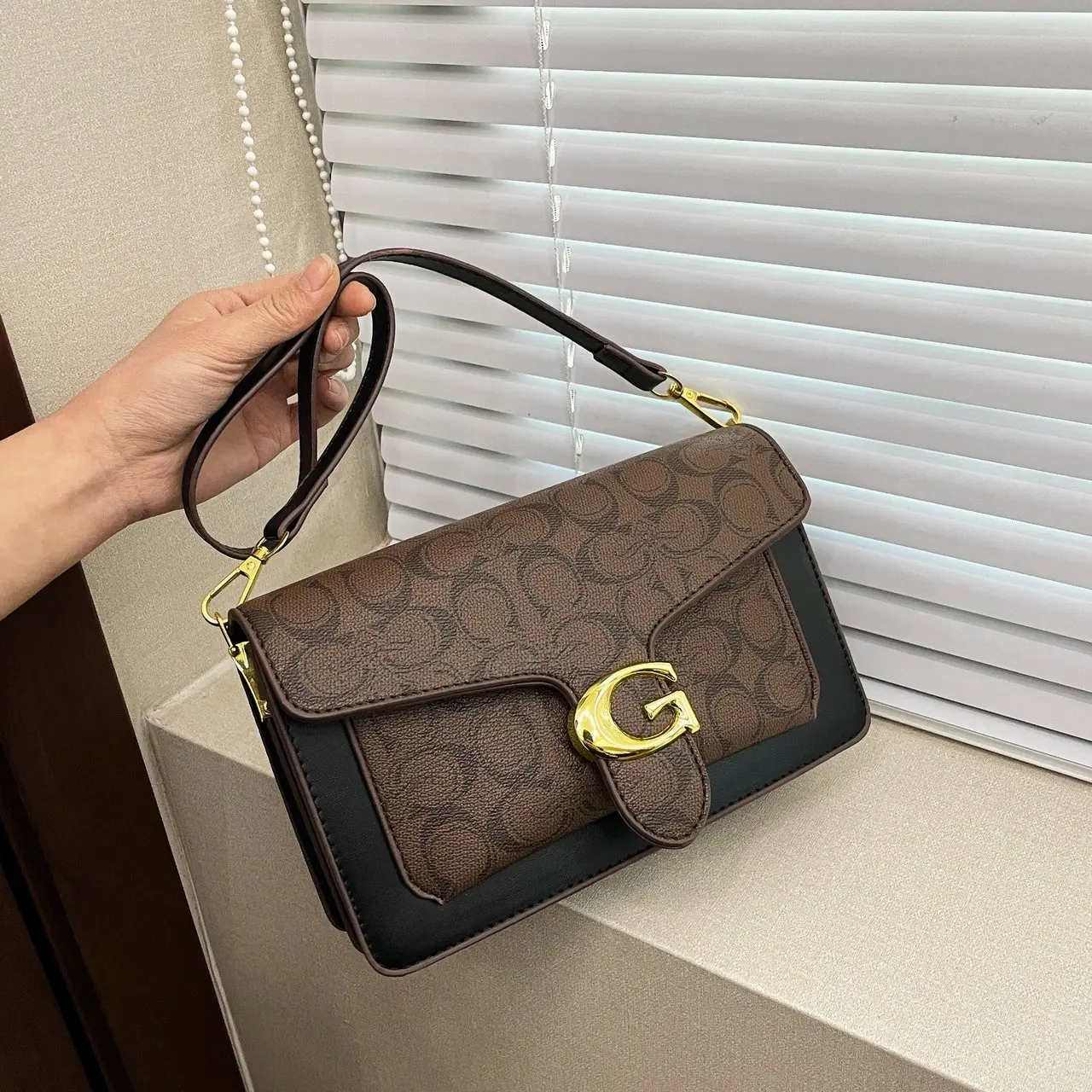 

Popular new women's crossbody bag, fashionable and trendy women's small square bag, elegant women's chain strap shoulder bag