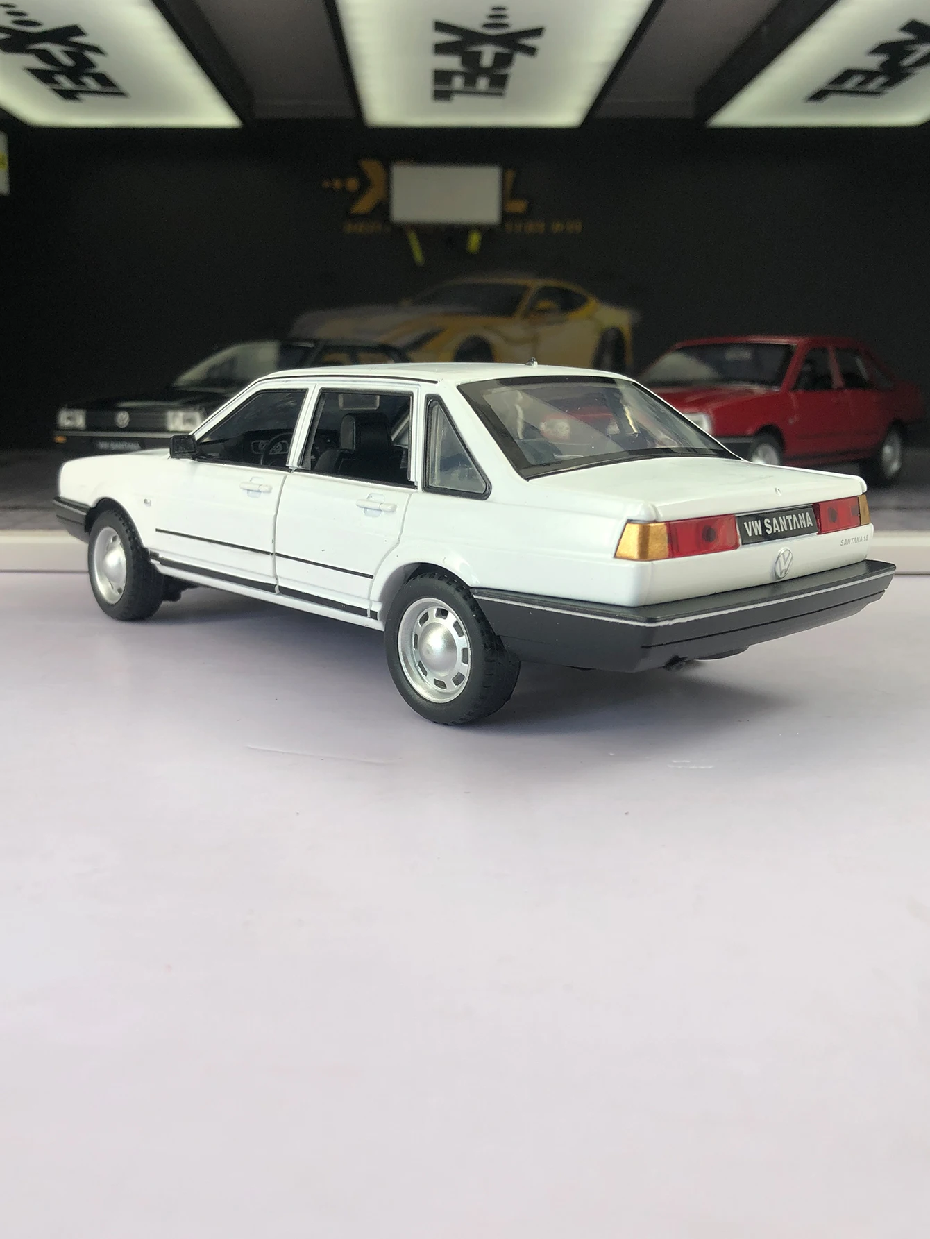 1:24 simulatie Santana-modelauto van zinklegering, statisch ornament, verzamelbare cadeau-auto van metaal