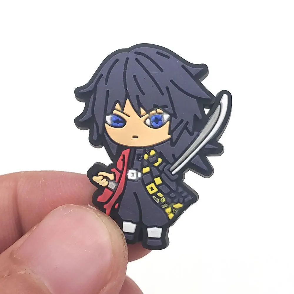 Demon Slayer Kamado Nezuko Tomioka Giyuu Anime Zweidimensionale Schuhschnallen Jungen und Mädchen Hausschuhe DIY Dekorative Schuh-Charms – Detail 2