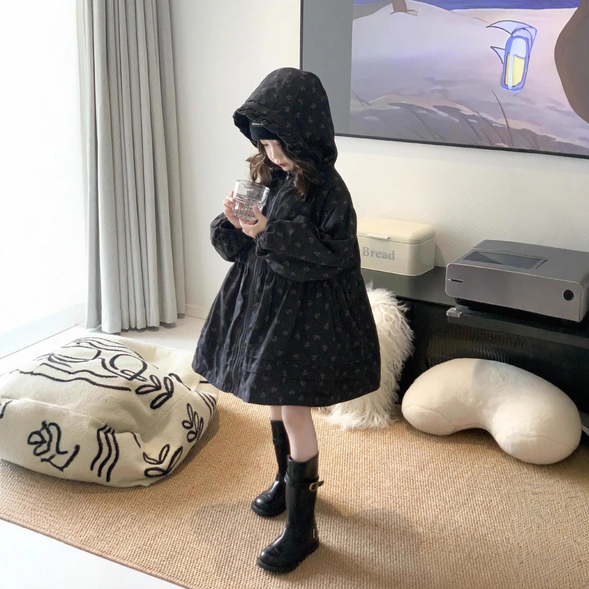 

Пальто для девочек, осень 2024, милое, темно-синее, с цветочным принтом, двусторонняя одежда, повседневная ветровка средней длины, пальто с капюшоном и лепестками на шнурке