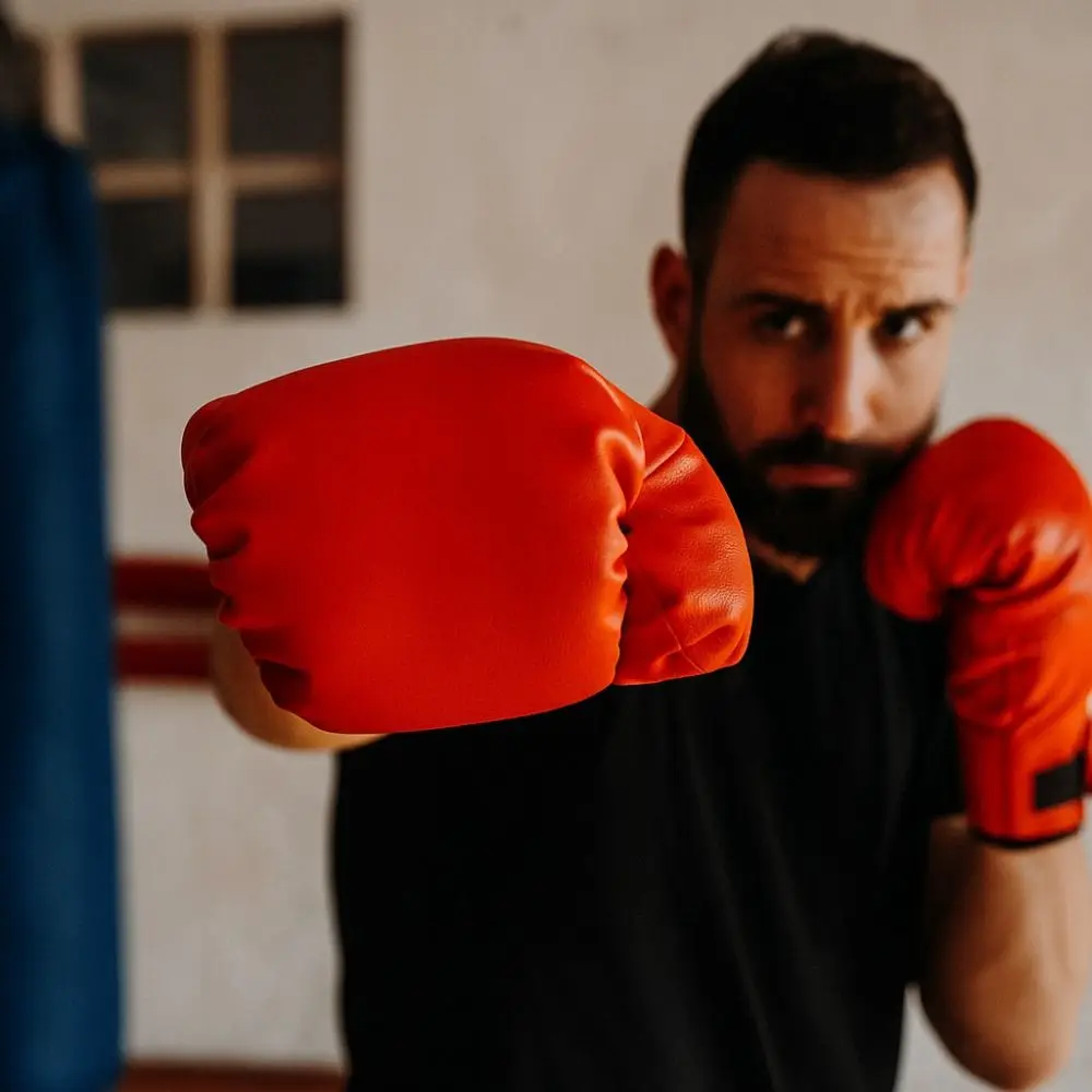 قفازات الملاكمة الحمراء عالية الجودة 10 أونصة PVC قفازات كاملة الأصابع مريحة للتنفس معدات الملاكمة القتالية ساندا القتال مع