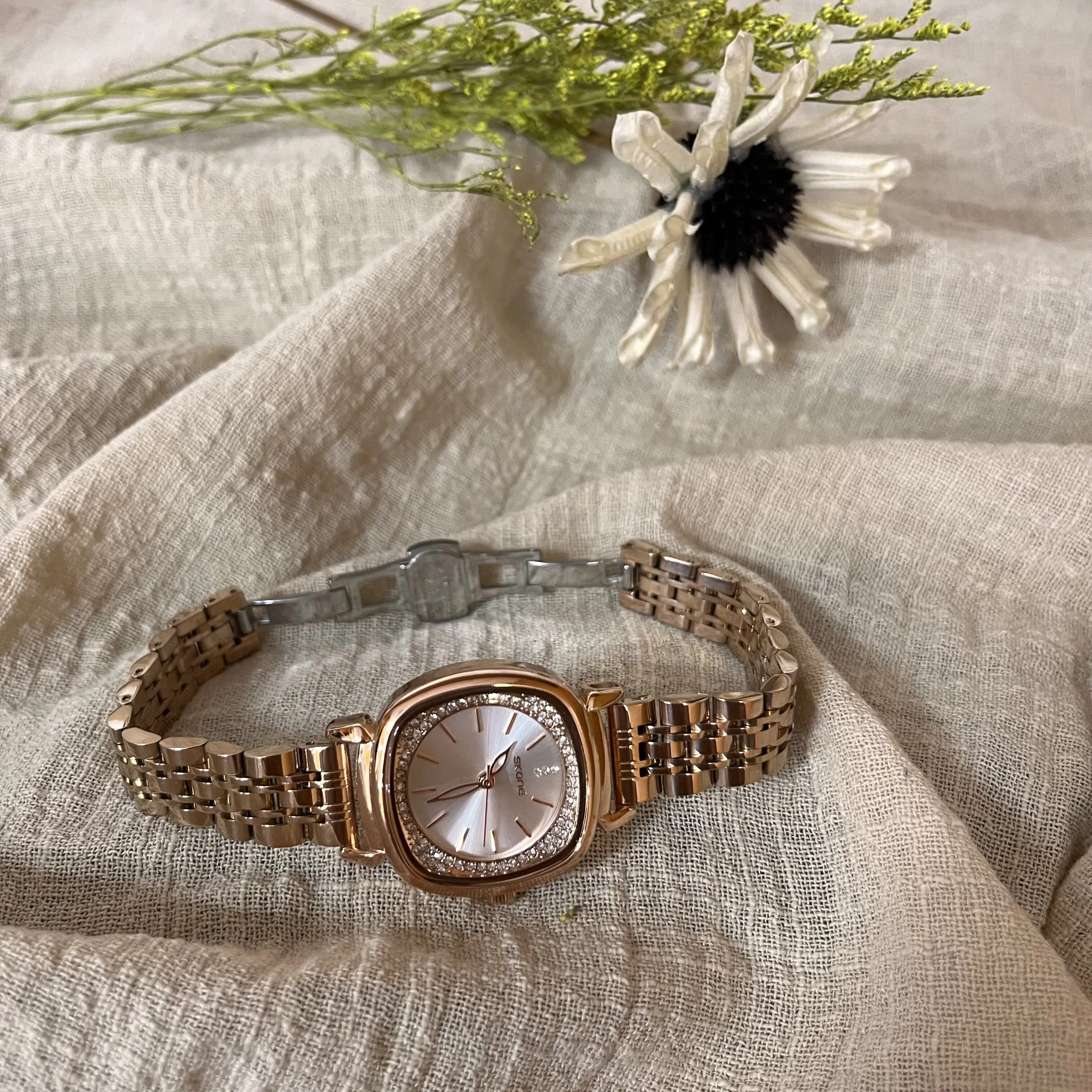 SKONE A niche luxury high-end design square watch with a retro steel strip for women, exuding a cool and cool temperament