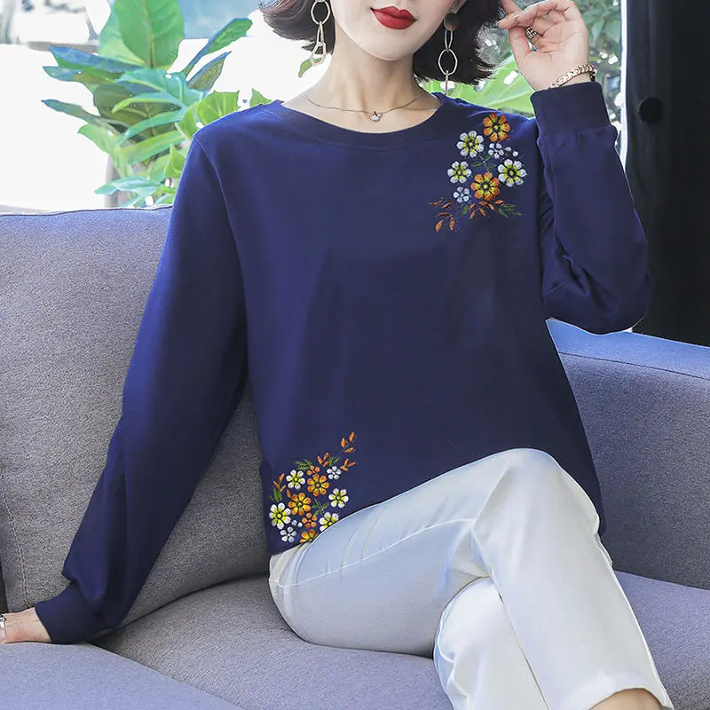 2023 New Spring and Autumn Fashion Commuting Simple Round Neck Exquisite Embroidery Loose Relaxed Oversize Sweater T-shirt