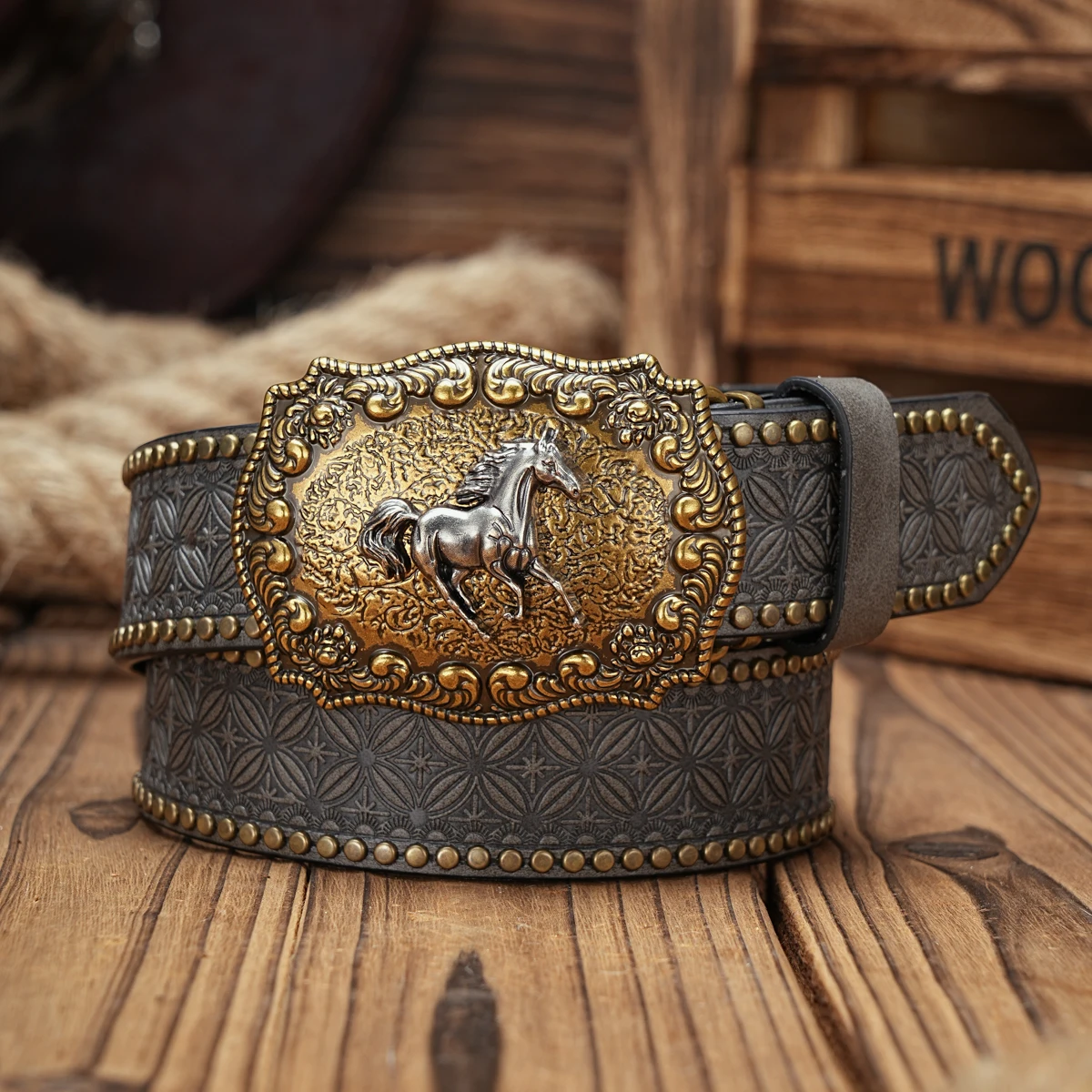 A men\'s and women\'s casual retro belt Western style! PU leather belt with metal buckle  suitable for daily work wear