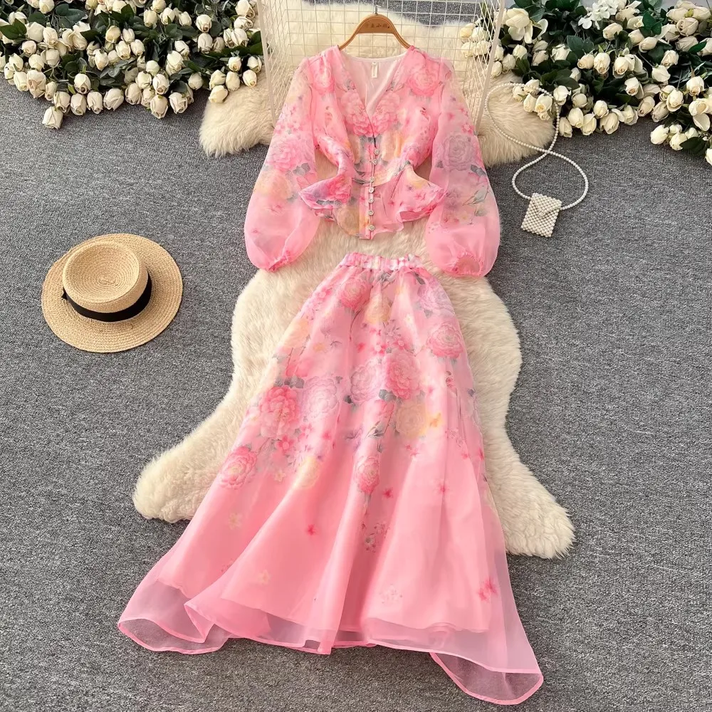 

Комплект из 2 предметов для женщин: топ с рюшами и V-образным вырезом, пышными рукавами + юбка макси А-силуэта с высокой эластичной талией. Пляжный наряд. Коллекция Весна 2026.