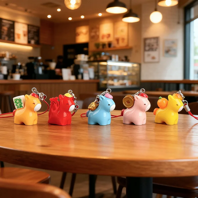 2026 الملونة المهر المفاتيح قلادة التميمة دمية سطح المكتب الحصان على ظهره قلادة دمية حلية الهدايا الإبداعية