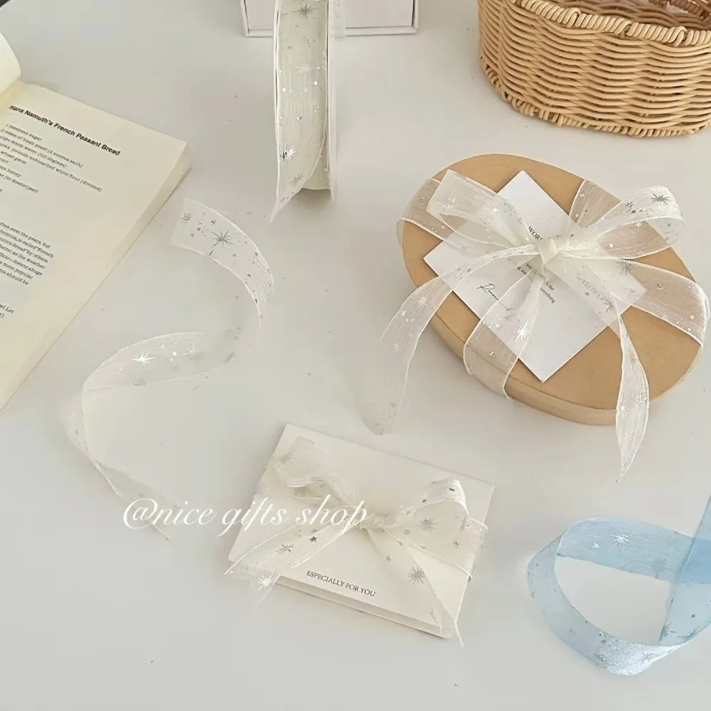 

Новая лента с серебряными звездами, 10 ярдов, для упаковки подарков и букетов, блестящая, с эффектом снега, 2,5 см, для оформления цветов