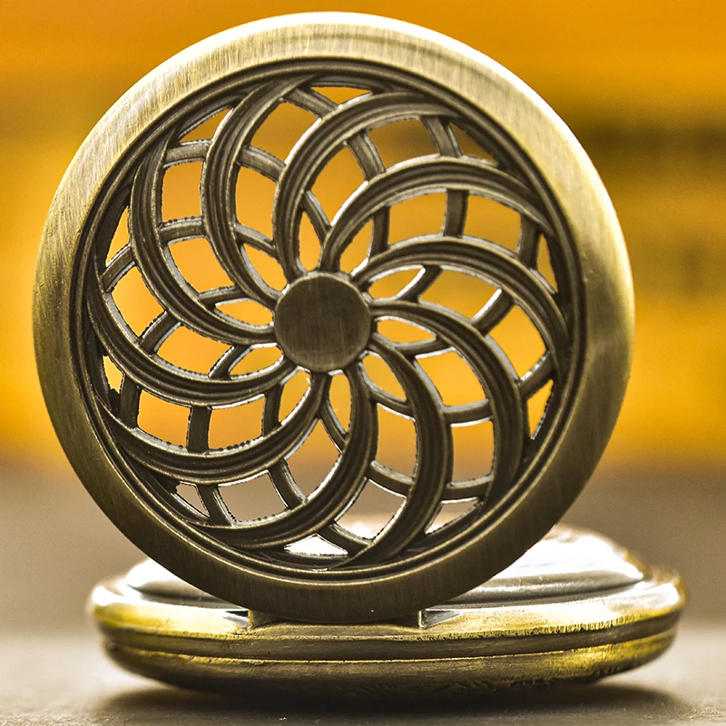 Jam tangan saku kalung kuarsa hadiah pelajar pria dan wanita modis berlubang Kreatif kerang perunggu antik