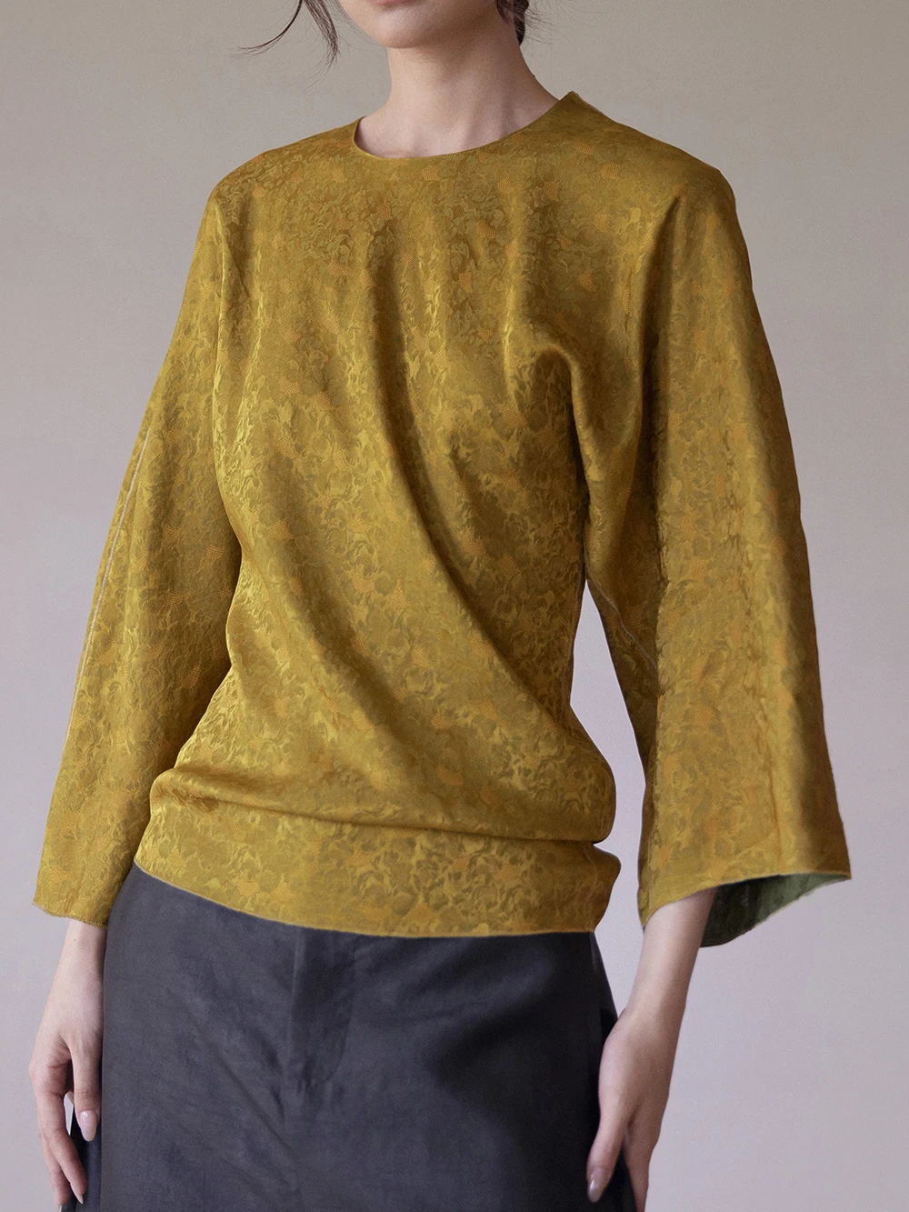 

Шелковая футболка Arttowear с вышивкой цветами, 2 см, двухцветная, асимметричная, струящаяся, стройнящая, женская