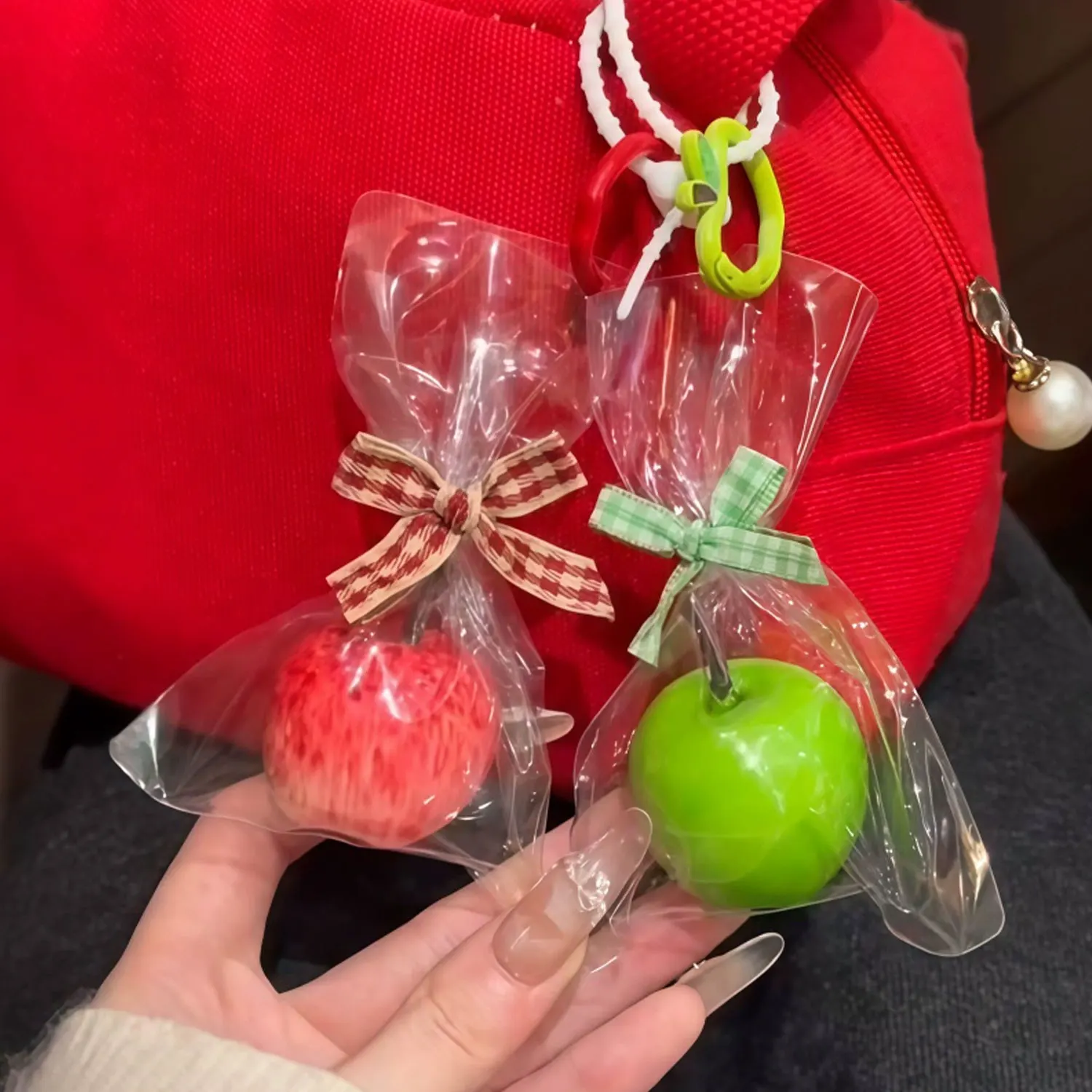 Regalo de Navidad: Mini llavero con colgante de manzana, llaveros divertidos de manzana rojo y verde para parejas navideñas, decoración de bolsa de frutas para estudiantes