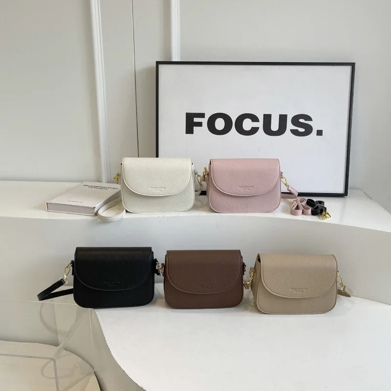 High-end retro small bag 2024 new women's bag popular and popular versatile messenger bag fashionable super hot small square bag