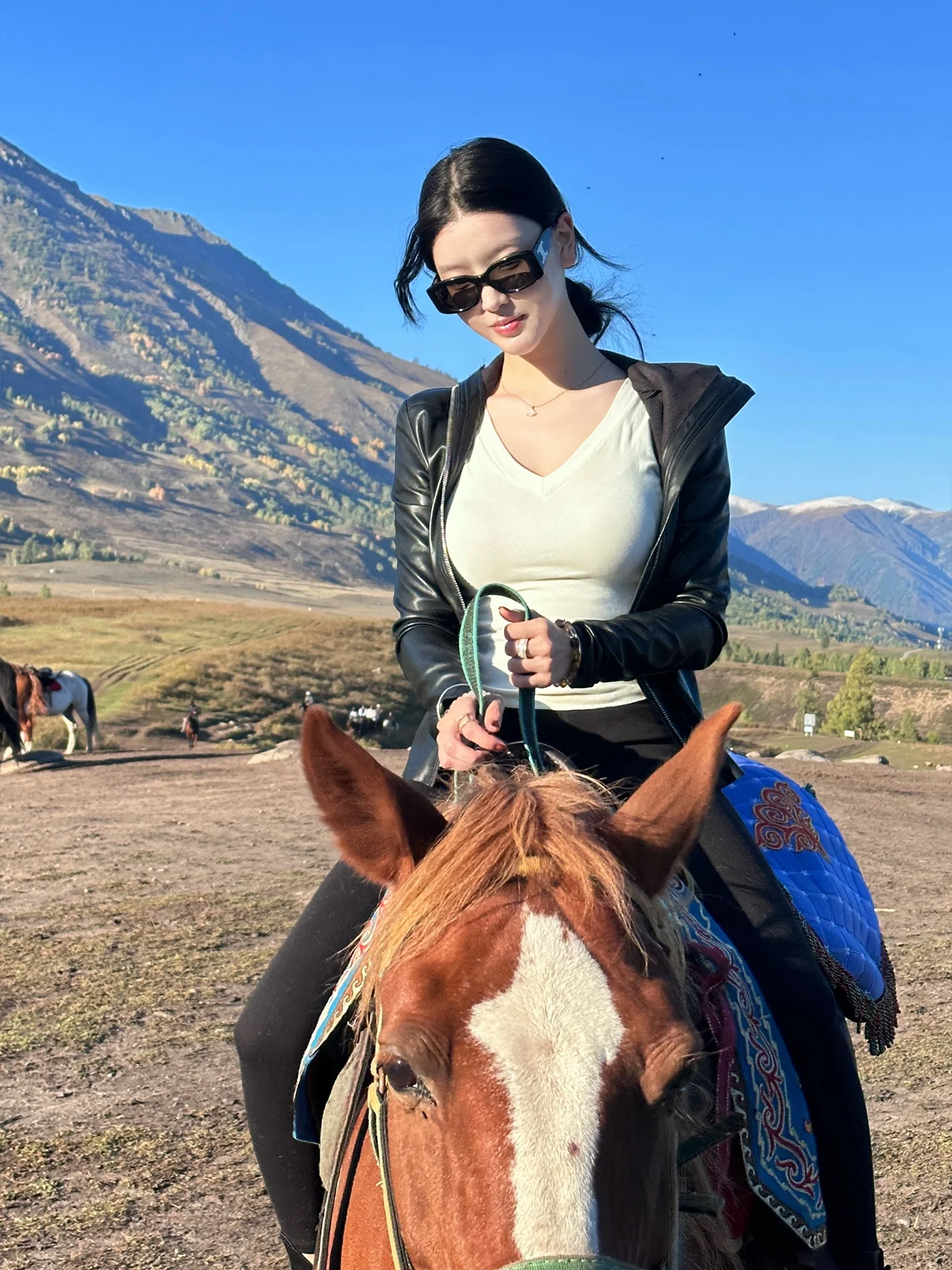 Jaqueta Feminina de Couro PU Preta com Zíper, Ajuste Slim, Estilo Motociclista, Casaco Curto, Estilo Agente Secreto, para Deslocamento, Moda