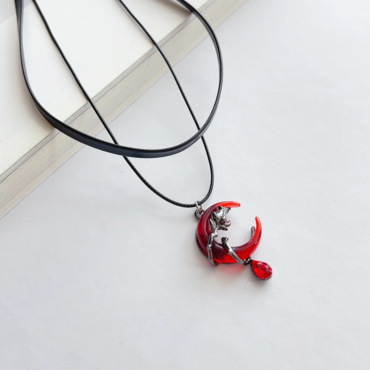 قلادة حلوة ولطيفة من البولي يوريثان باللون الأسود بطبقة مزدوجة من البولي يوريثان باللون الأحمر على شكل وردة قمر وقلادة على شكل قلادة وإكسسوارات نسائية #6