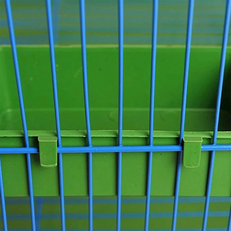 كوب تغذية الطيور للقفص معلقة البلاستيك المياه الغذاء الصواني ل Parakeet حمامة الدواجن تغذية الطيور حمام للببغاء الصغيرة