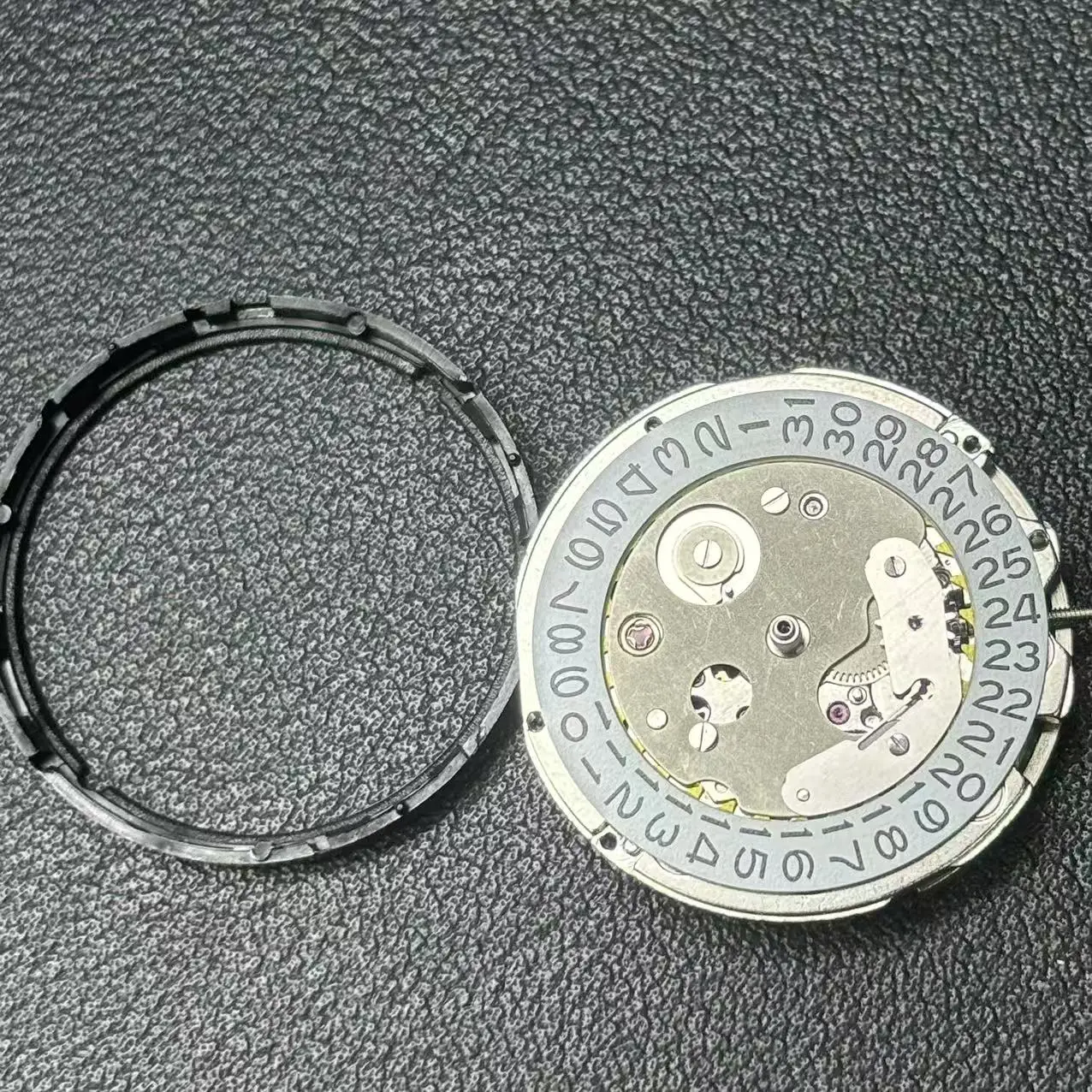 China NH35 Automatic Mechanical Movement Men's Watch Single Calendar 3-Point Display Three-pin Style for Watch Accessories NH35A