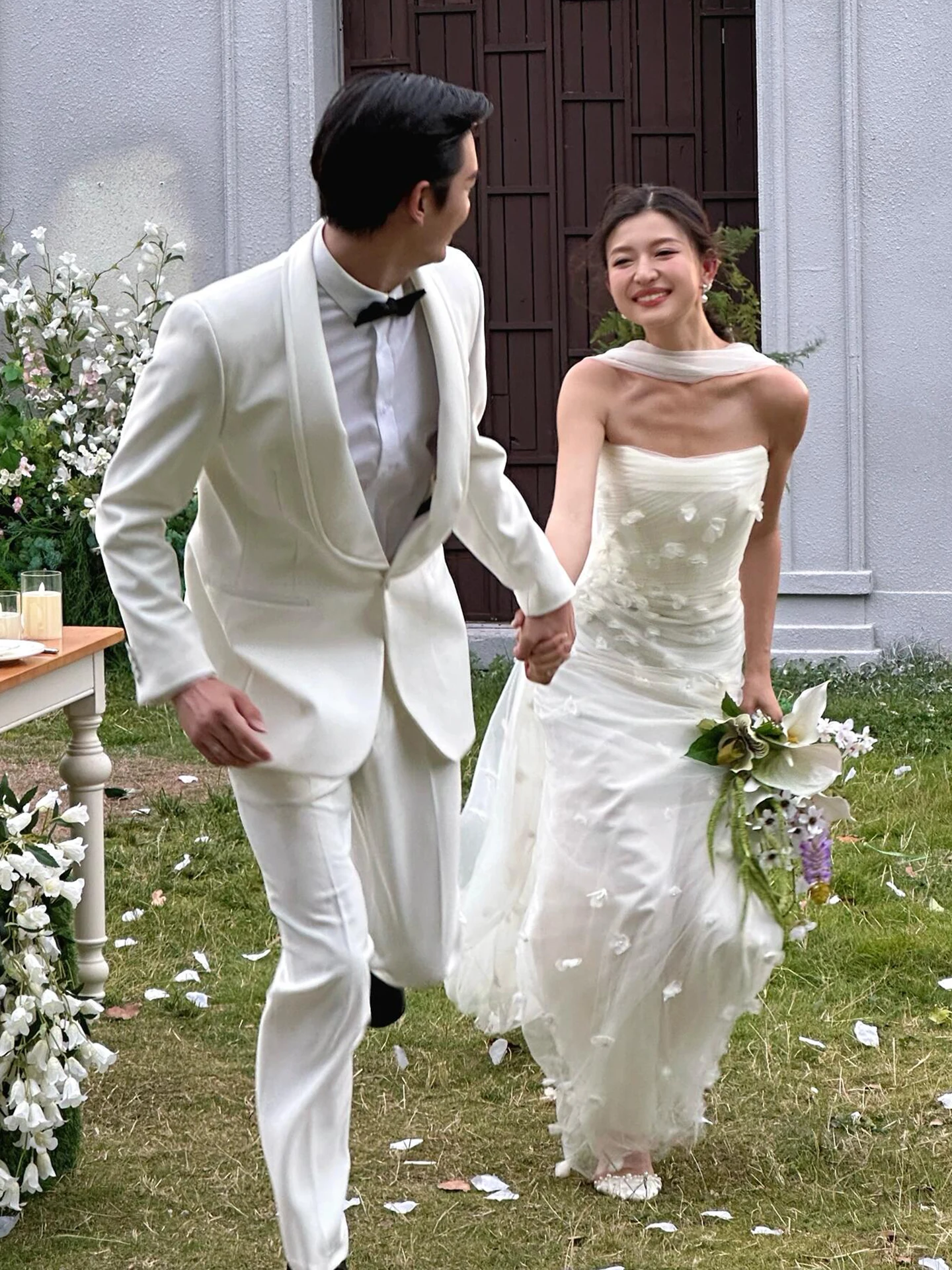 

Элегантное белое свадебное платье с вырезом без бретелек и дизайном в виде рыбьего хвоста, с цветами ручной работы, длинной юбкой и завышенной талией.