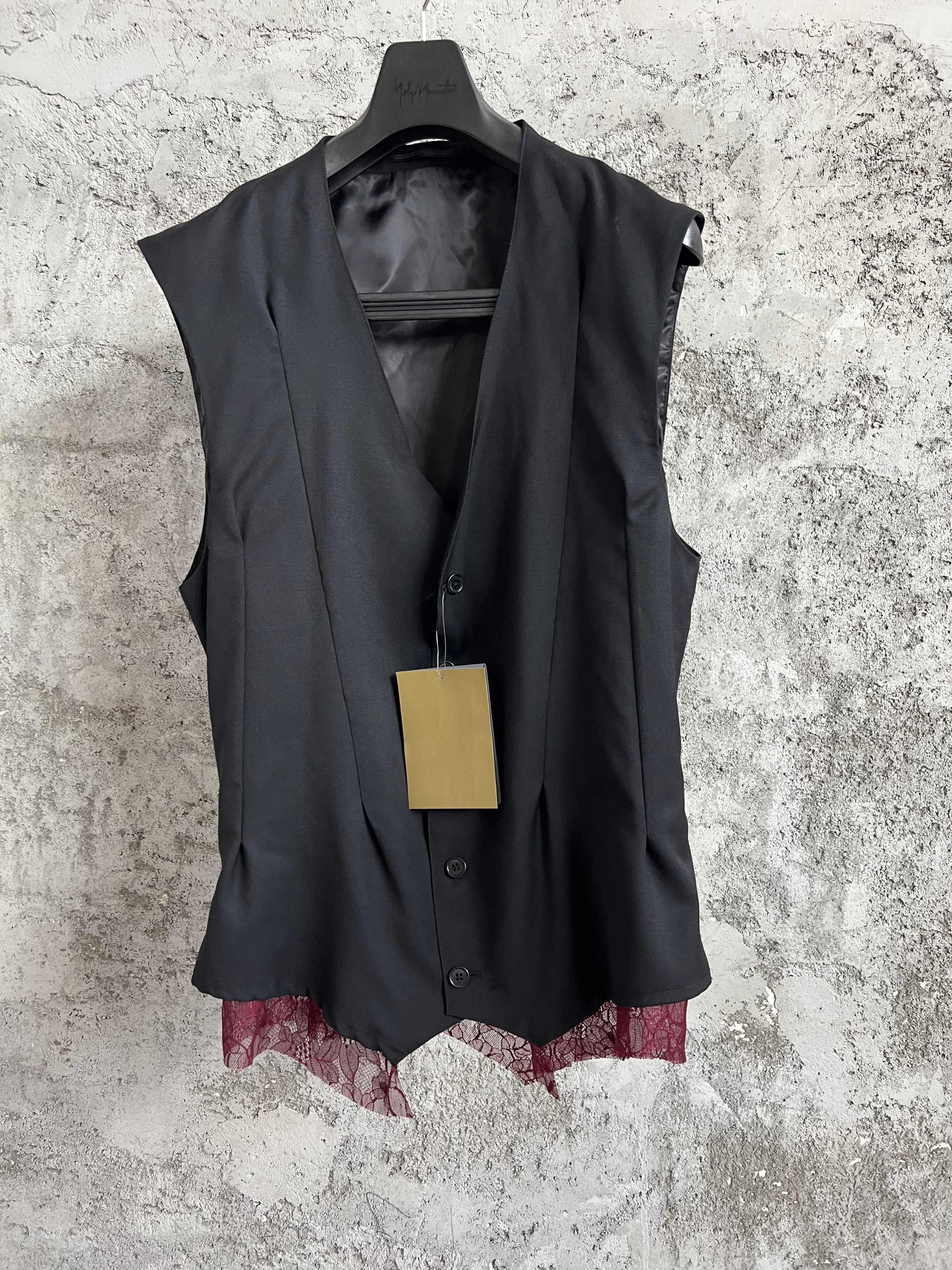 

Men's single-breasted vest with a hemline patchwork hollowed-out waistcoat, versatile pleated sleeveless top