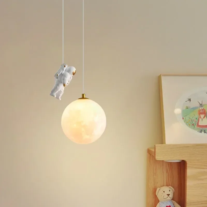 Lampada a sospensione moderna a LED in ferro astronauta Cartoon Moon camera dei bambini lampada a sospensione decorativa per interni per apparecchi di studio della camera da letto