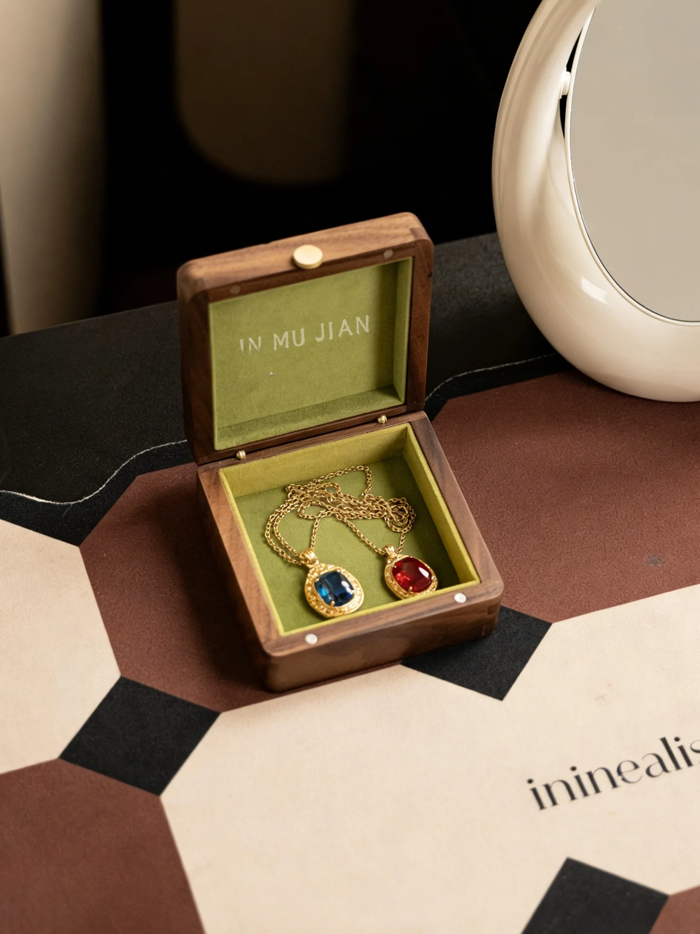 

High-End Portable Black Walnut Wood Necklace Jewelry Storage Box Antioxidant Small Pendant Box Elegant Design Customizable