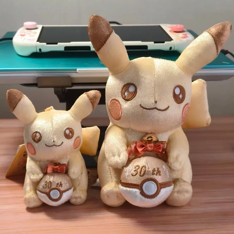 在庫ありポケモンピカチュウぬいぐるみバッグチャーム30周年記念ソフト光沢のあるぬいぐるみかわいいペンダント装飾ギフトコレクター向け