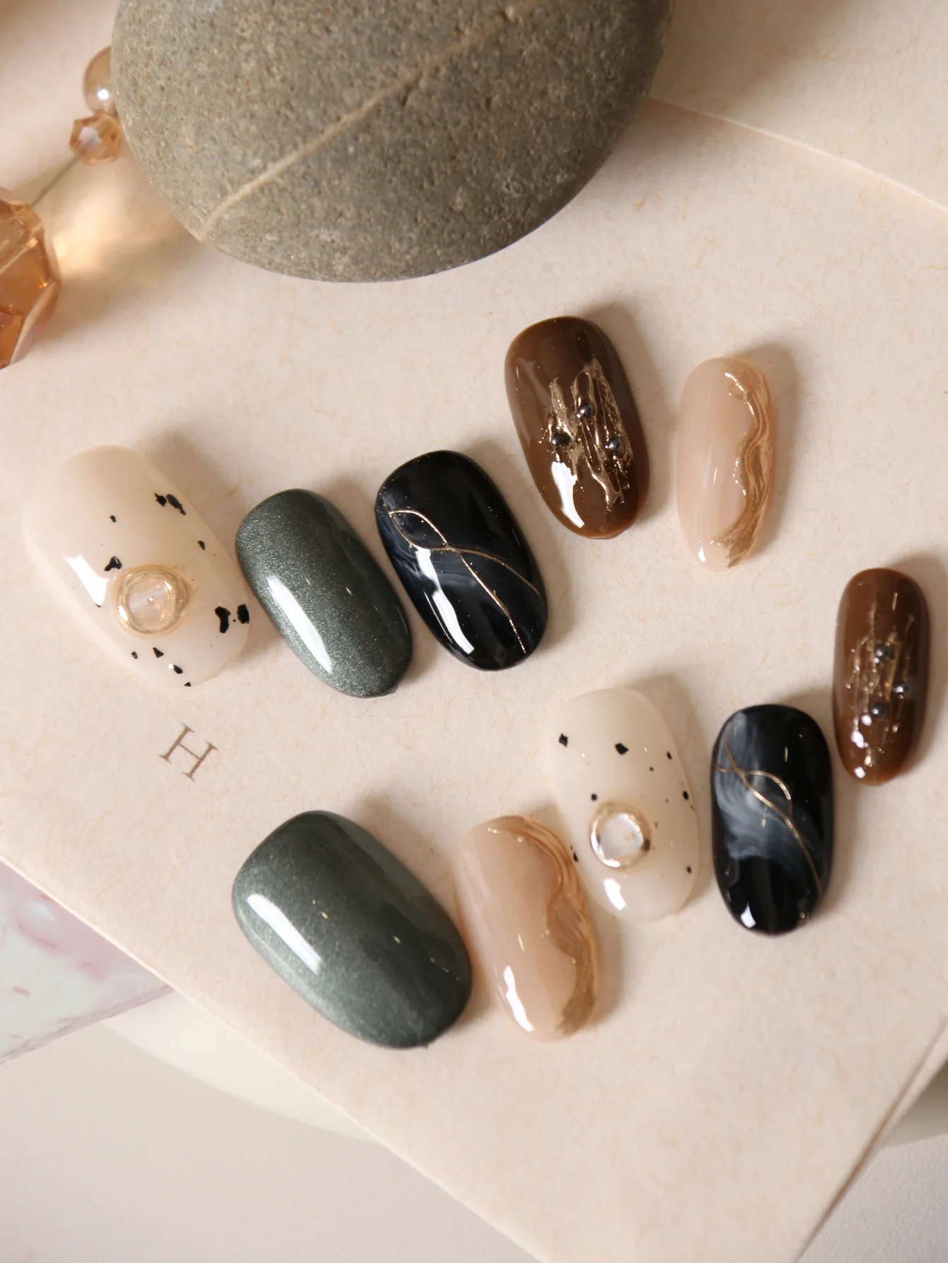 10 قطعة اضغط على الأظافر لون البشرة القصيرة أخضر أسود هالاتيون لون البشرة g الأظافر المزيفة تتضمن 1 ورقة علامات التبويب اللاصقة و1 قطعة ملف صغير