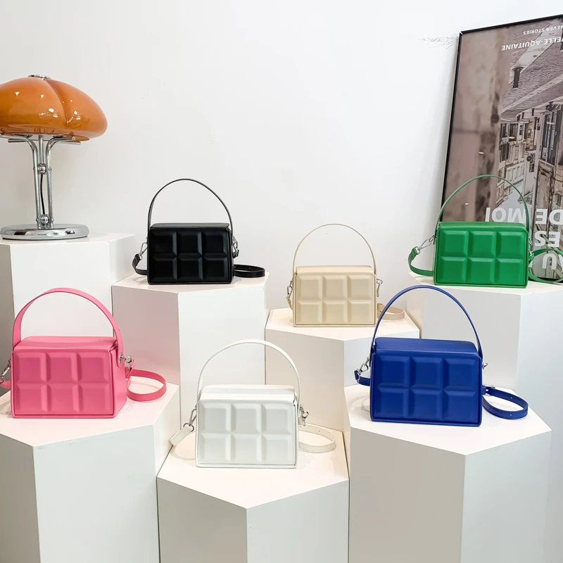 حقيبة يد نسائية مصممة شهيرة حقيبة يد جلدية فاخرة مع لمسات ذهبية رفيق سفر أنيق للعمل