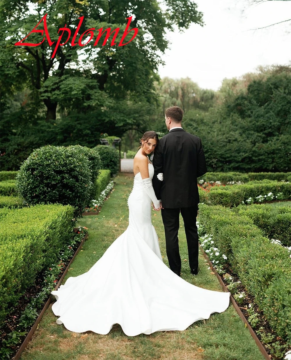 Vestido de casamento de cetim branco puro personalizado, requintado, sem alças, sem mangas, botões românticos, costas, festa de noiva