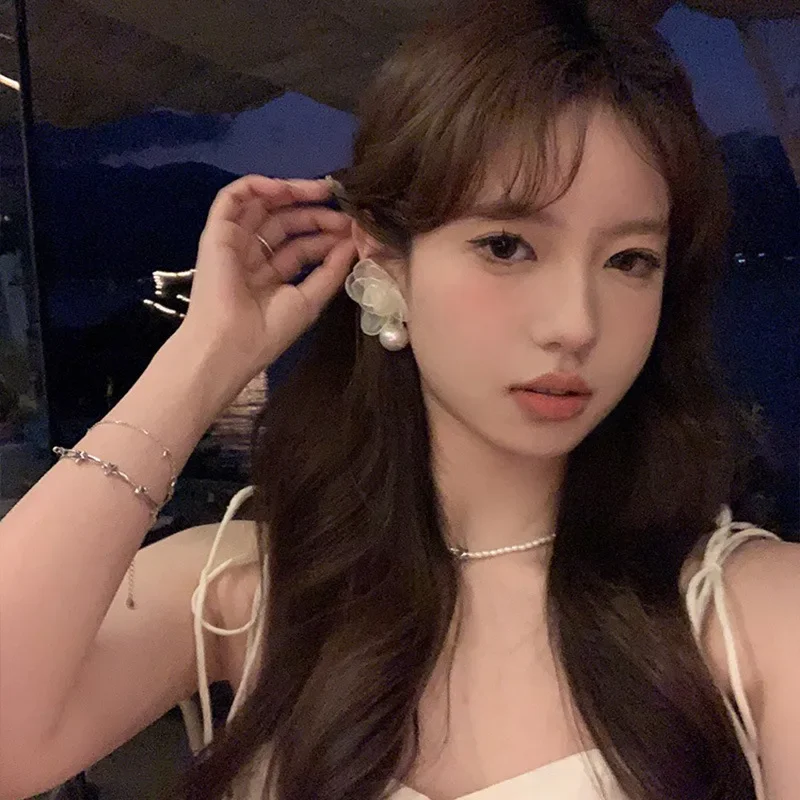 مشبك أذن على شكل وردة فرنسية، أقراط لؤلؤ عصرية ورومانسية راقية بدون فتحات للأذن 2025 أقراط نسائية فاخرة خفيفة جديدة