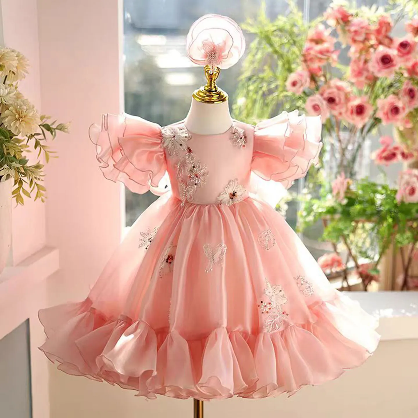 

Розовое платье Quinceanera. Конкурсное платье для девочек-цветочниц. Короткое платье из тюля с пышными рукавами и бантом и кружевной аппликацией.