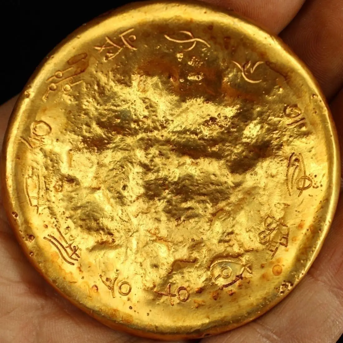 A piece unearthed in good condition weighs about 145 grams, has a diameter of 6 cm, and is colored inside and outside