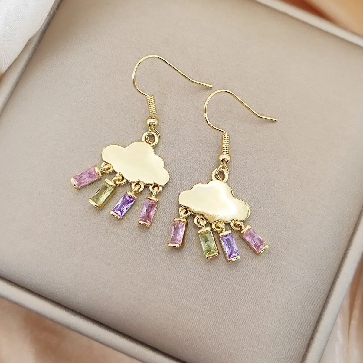 أحدث قلادة على شكل سحابة على الطراز الأوروبي والأمريكي مع قلادة زركونيا صغيرة المجموعة خفيفة وفاخرة ومتخصصة