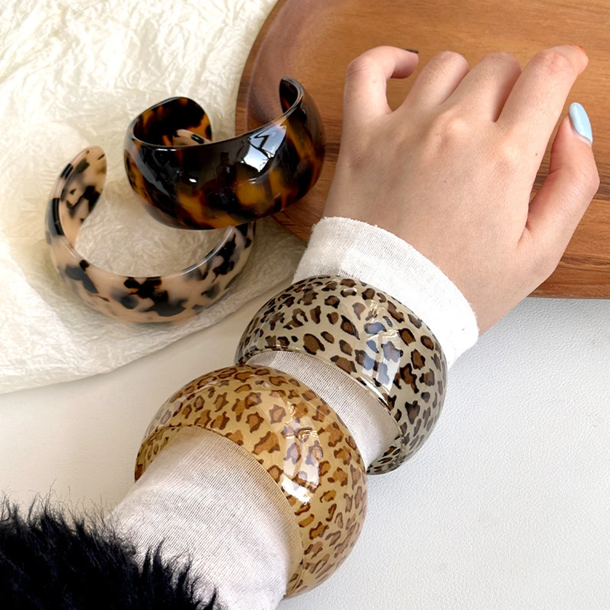 

Unisex Punk Leopard Print Resin Wide Cuff Bracelet Hip Hop Rock Smooth Shiny Chunky Open Bangle Wrist Jewelry Gift for Women Men