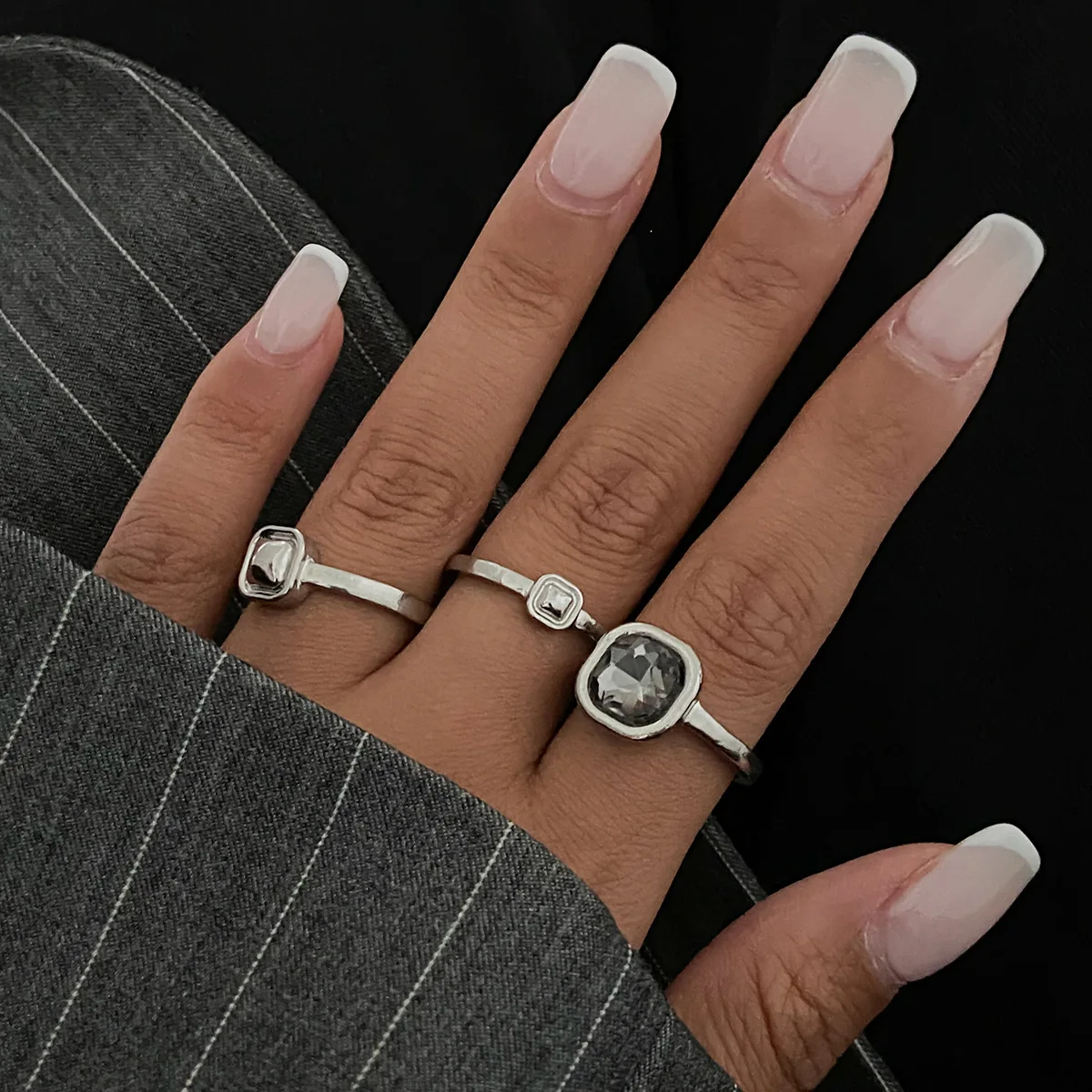 Neue Grau Kristall Geometrische Ring Frauen Minimalistischen Design Silber Farbe Quadratische Finger Ringe Asymmetrische Zirkon Täglichen Verschleiß Schmuck