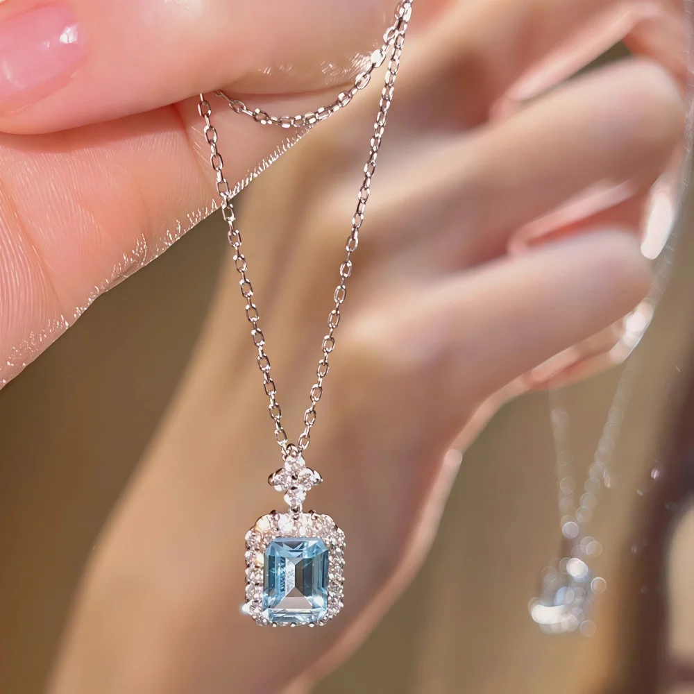 Modische blaue Kristall-Quadrat-Anhänger-Halskette, trendige Imitations-Edelstein-Halskette für Frauen, einfacher Partyschmuck und Accessoires. – Detail 2