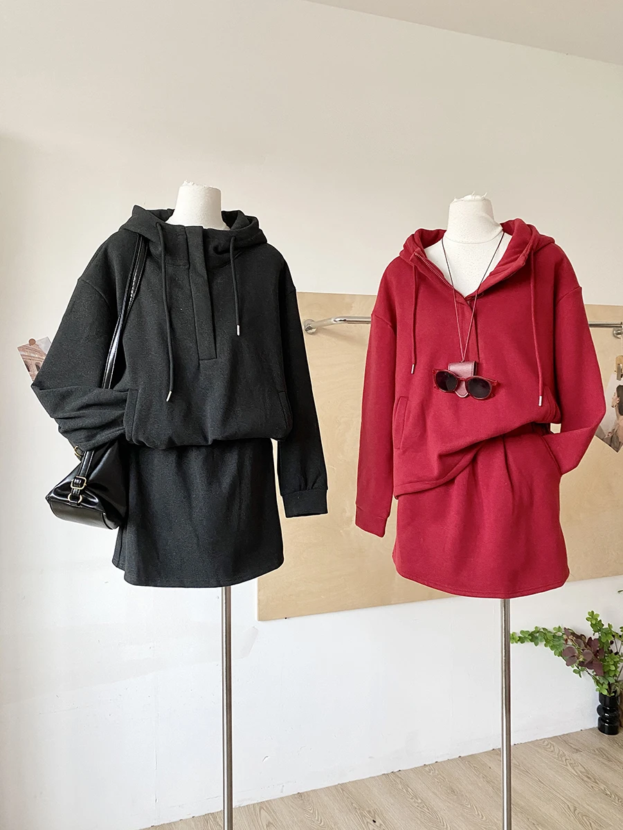 

Зимний комплект 2025: утепленное флисовое худи и юбка А-силуэта с высокой талией – модный повседневный женский зимний наряд