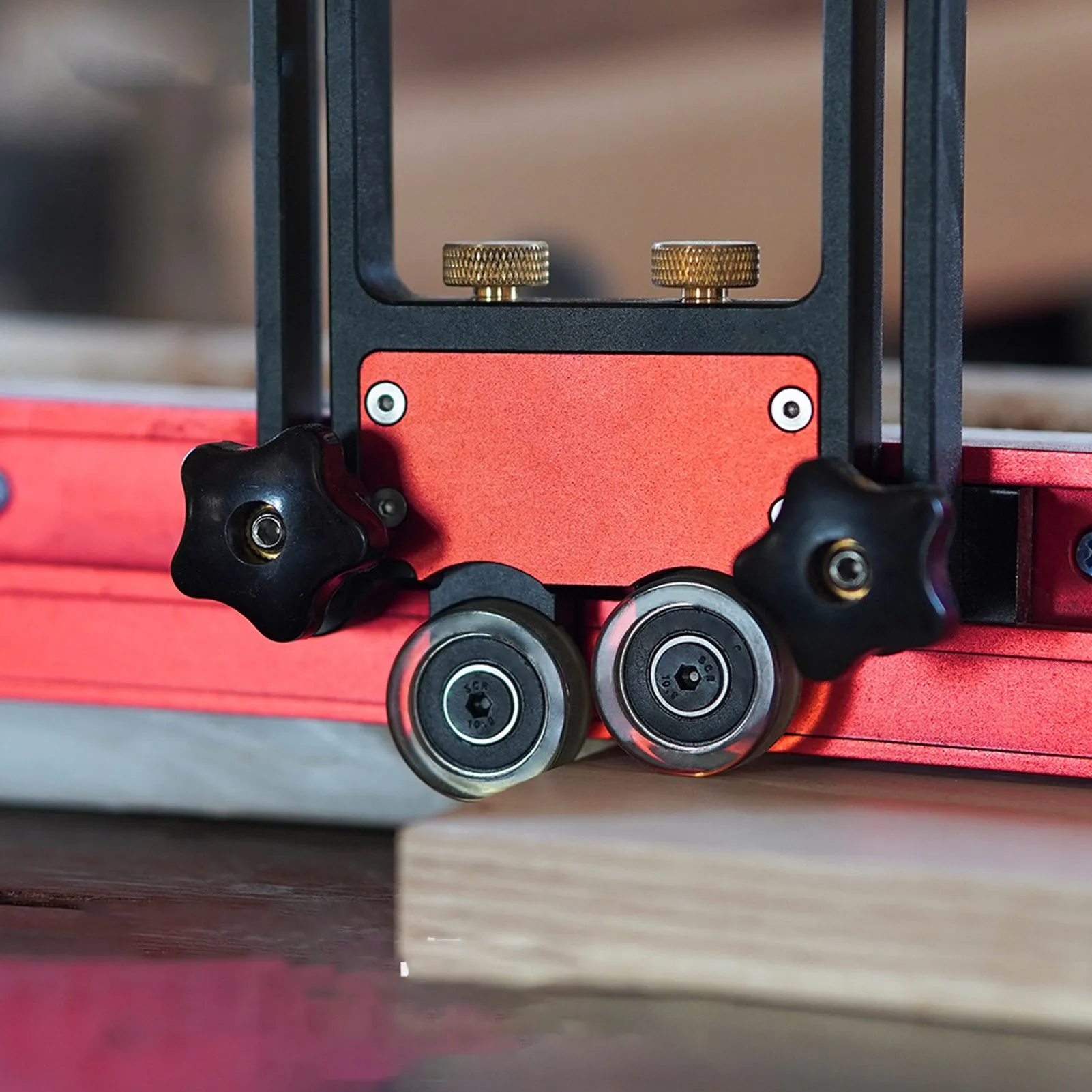 

Table Saw Bearing Stock Roller Easy Assembly Aluminum Alloy Woodworking Presser Roller Flexible PU Wheel for Inverted Engraver