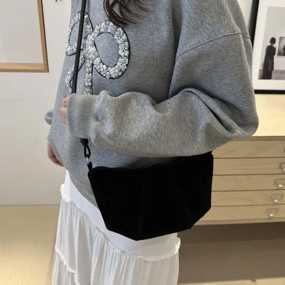 حقيبة كروس بسيطة حقيبة كتف كرواسون بني بلون سادة غير لامع من البولي يوريثان حقيبة زلابية على الطراز الكوري حزمة صغيرة للأطفال #1