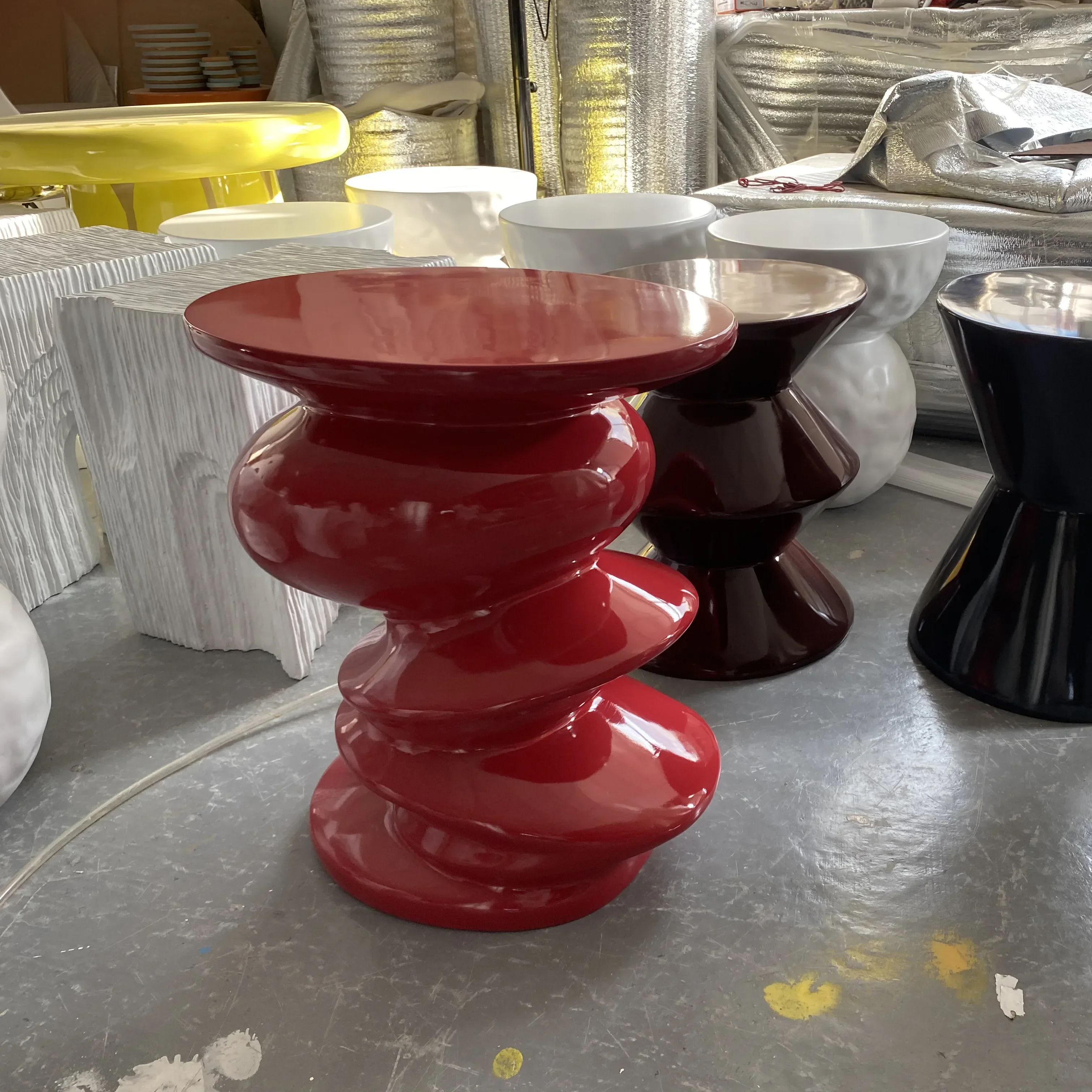 

Creative light luxury fiberglass special-shaped thread coffee table, personalized small round table tea table