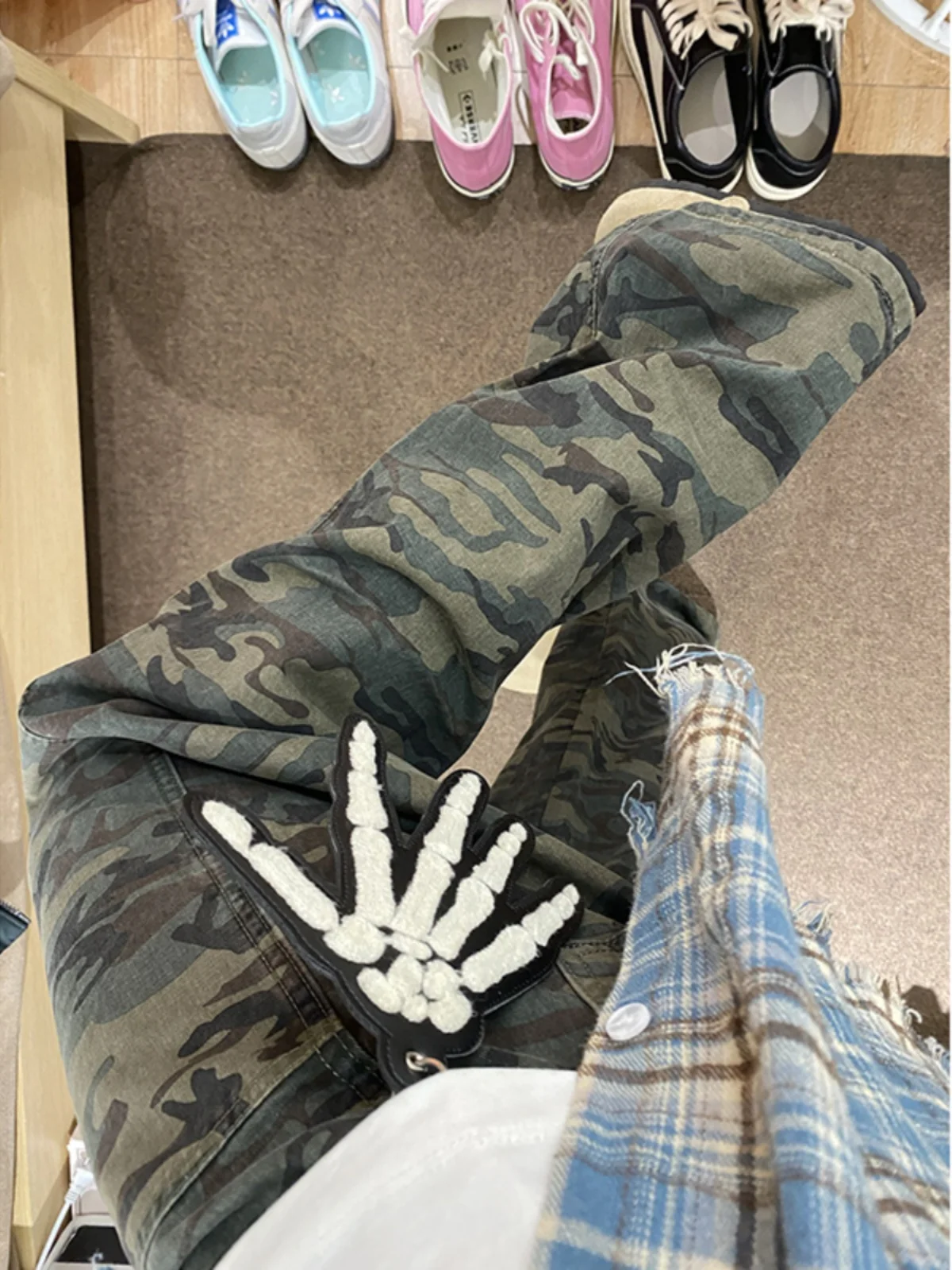 

Cool Straight Leg Camouflage Jeans for Teens with Rivets Knife Waed Denim Youthful Trendy Autumn Wear Resistant