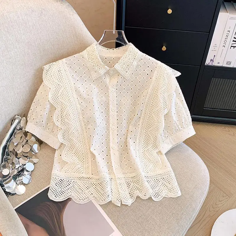 

Lace hollowed out lapel, hook flower buckle, flying sleeves, sweet shirt, women's new short sleeved and stylish small shirt