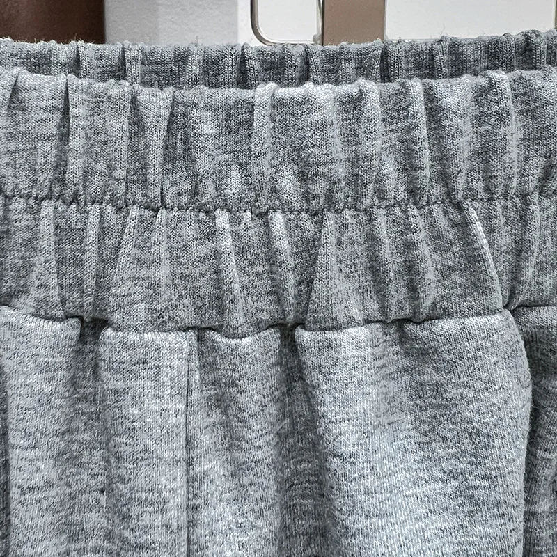 تي شيرت نسائي بكتف واحد على الطراز الفرنسي بأكمام قصيرة صيفي متوسط الأكمام محبوك من الأسفل نصف كم أحمر بكتف واحد عالي