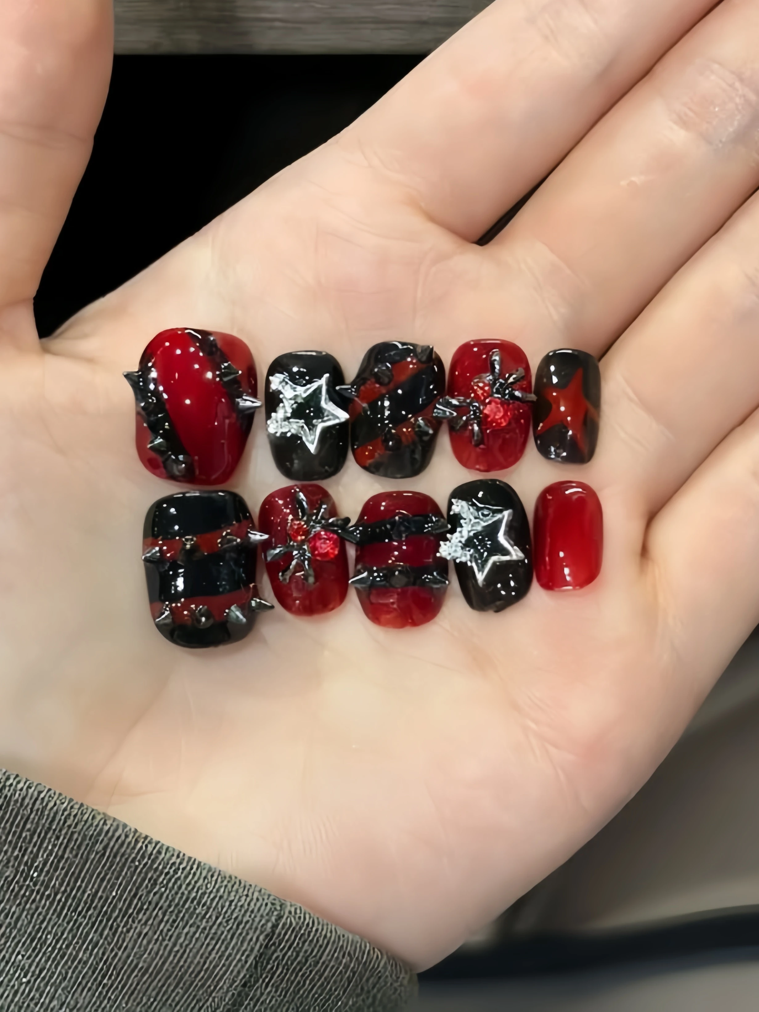 10-Piece Short Square Round Press-On Nails, Red and Black Contrasting Spider-Pointed Rivets, Exquisite Short Fake Nails, Y2K Punk Style Halloween Vibe Dark Design Trendy Cool Nail Art, Removable Press-On Nails for Photo Shoots